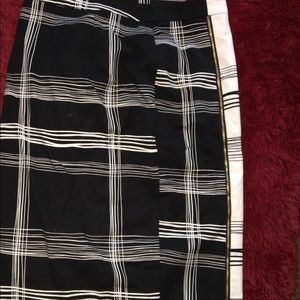 Worthington Size 10 Black and white zip skirt